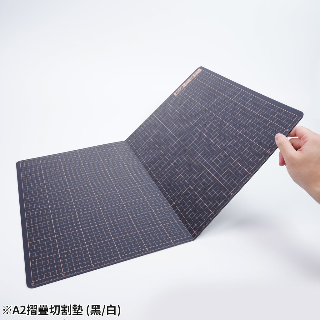 Madworks - A2 Foldable Model Cutting Mat: Black (A2), White (A3) MH-28-3