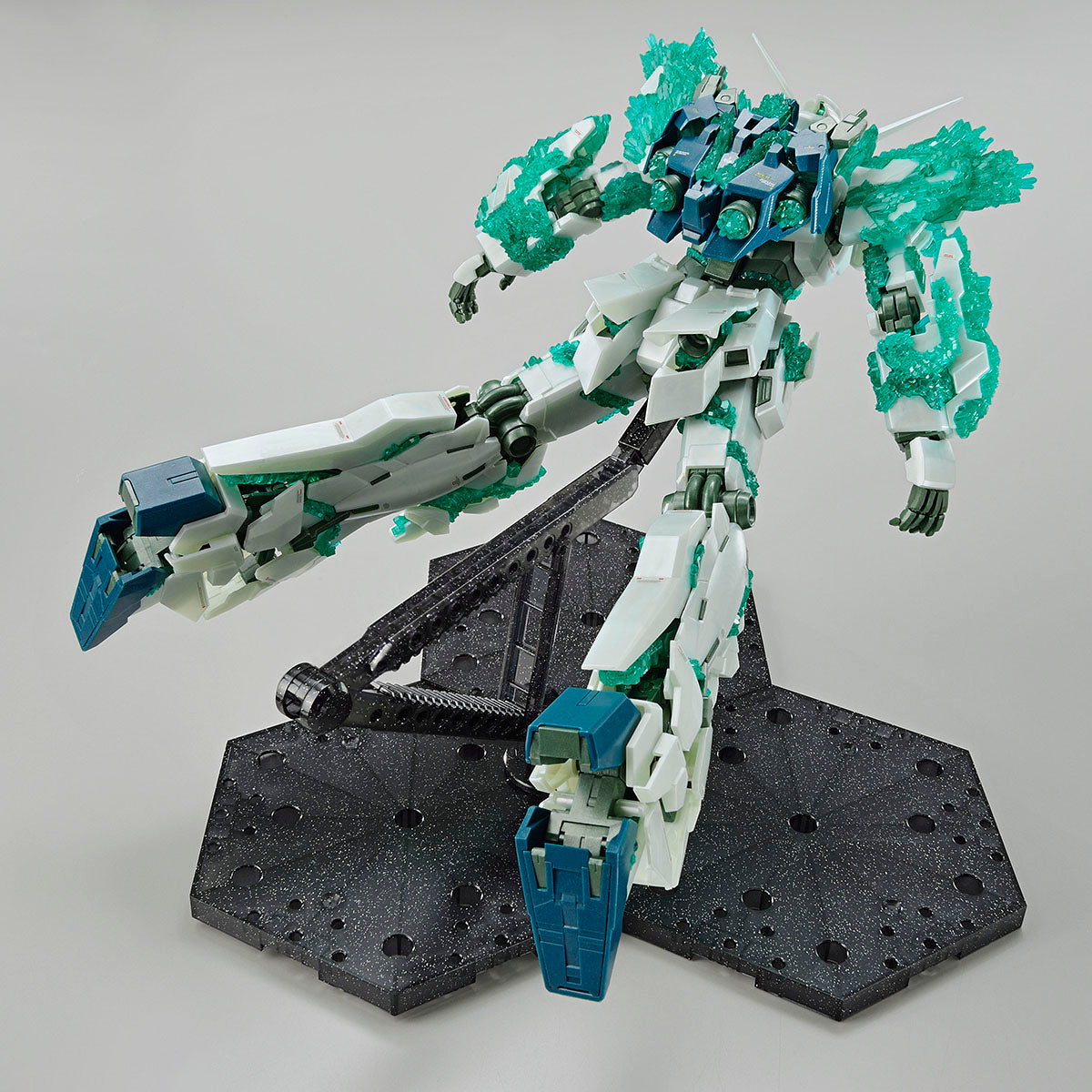 MG 1/100 - RX-0 Unicorn Gundam (Luminous Crystal Body) The Gundam Base Limited